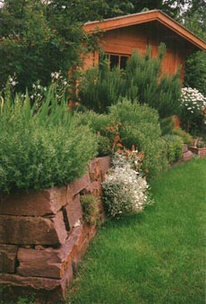 Gartenplanung mit Steinmauer