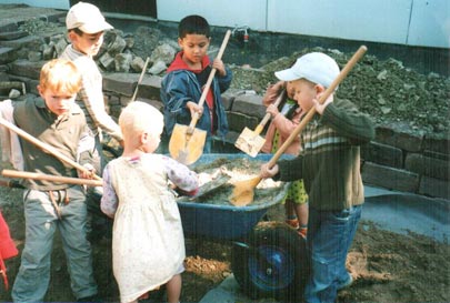 Gartenplanung: Kinder mit Schubkarre in Kindertagesstätte (Kita)